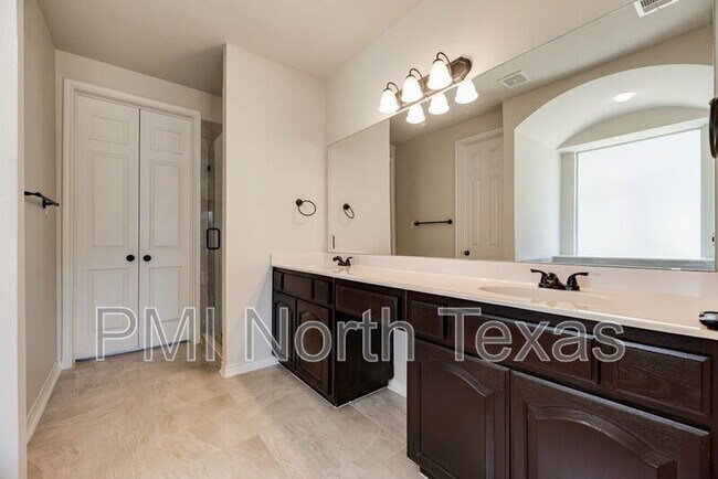 Building Photo - 3394 Overhill Dr