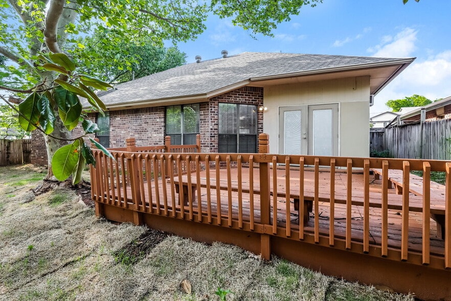Building Photo - 2700 Shady Tree Ln