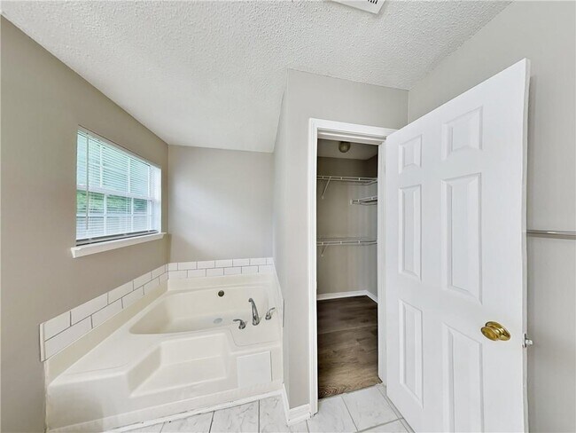 Building Photo - 276 Village Dr