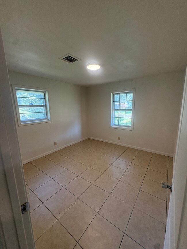 Building Photo - 136 Longwood Dr