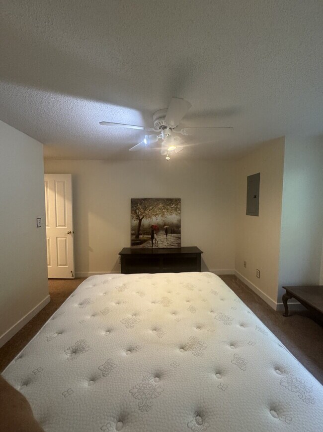Building Photo - Charming furnished ground level Mountain Condo.