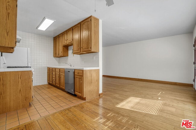 Building Photo - 218 S Gale Dr