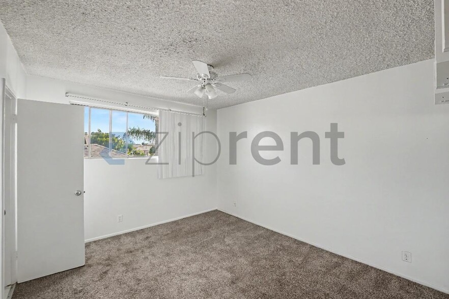 Building Photo - Unit 4