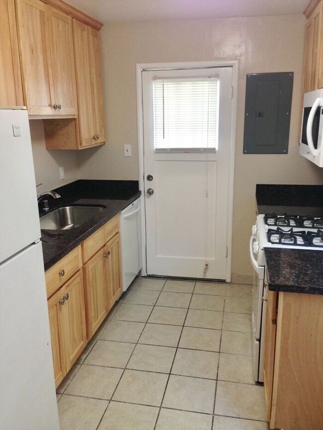 Primary Photo - 1 bed 1 bath Apartment with 1-car Garage i...