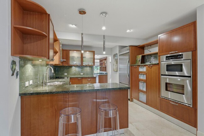 Building Photo - 1172 Hillsboro Mile