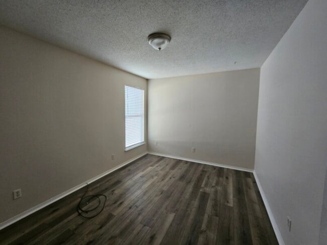 Building Photo - Ready for Move In!!