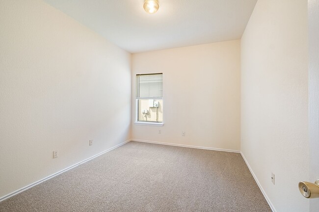 Building Photo - Spacious 4 Bedroom, 2 Bath Single-Story Home in Manor