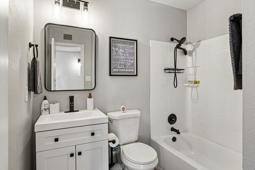 Building Photo - 4102 W Virginia Ave