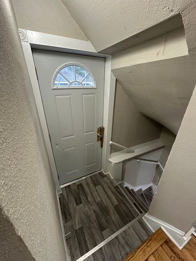 Building Photo - Renovated 2BR/1BA Rent to Own Home with Dr...