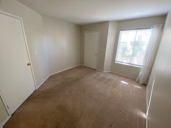 Building Photo - Charming 2Bed/2Bath 1st Floor Condo nestle...