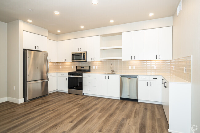 1BR, 1BA - 775SF - Aurora Apartments