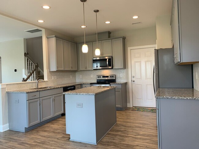 Building Photo - AMAZING LOCATION, Fantastic 4 Bed Home, in...