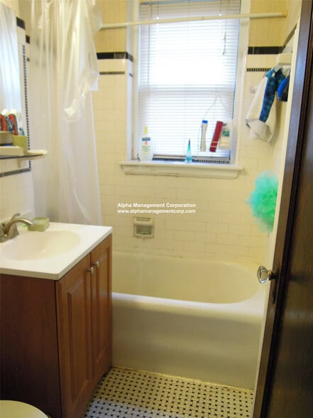 Building Photo - 349 Pleasant St