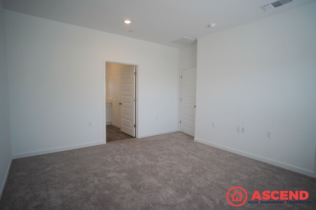 Building Photo - Stunning 3 Bedroom Home Near Liberty Highs...