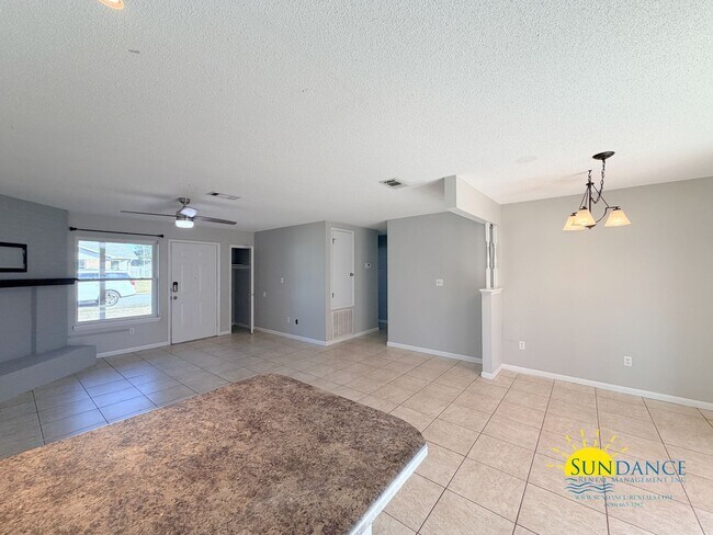 Building Photo - 4 miles from Hurlburt Field, 3 Bedroom beautiful home!