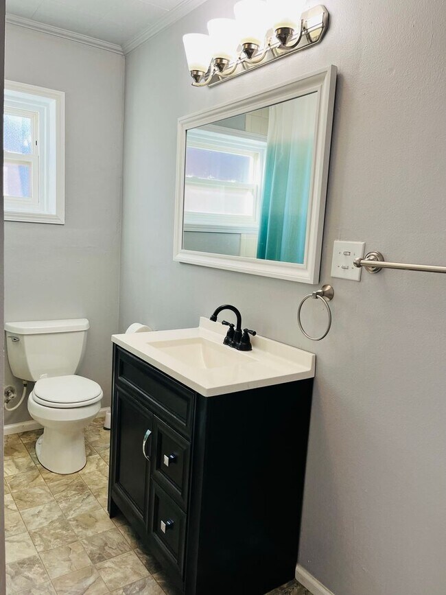 Building Photo - Charming West Bremerton Home