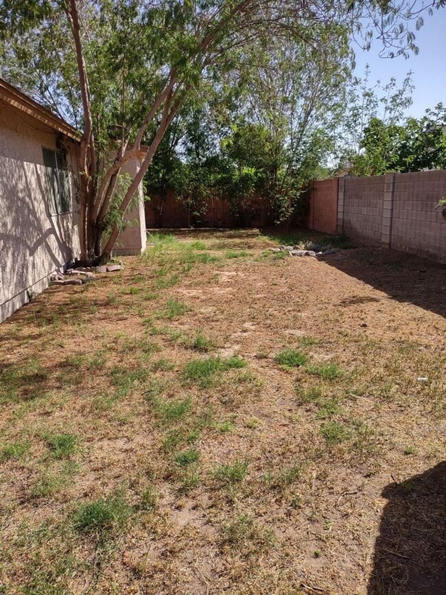 Building Photo - NO HOA- **NEW INTERIOR PAINT AND NEW FLOOR...
