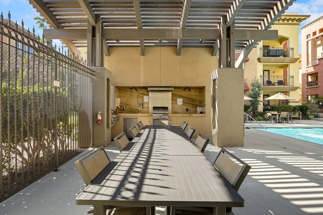 Building Photo - 2 bedroom 2 bathroom condo in Uptown District!