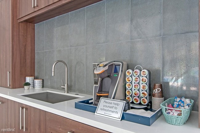 Building Photo - 8517 Paradise Valley Rd