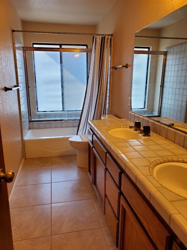 Building Photo - "Spacious 4-Bed, 3-Bath Oasis in Gold Rive...