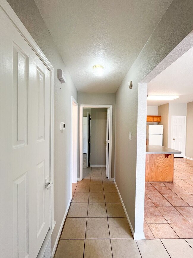 Building Photo - 3207 Raven Dr