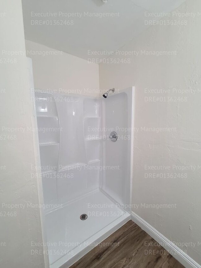 Building Photo - 3 bedroom/ 2 bathroom house located in East Bakersfield near a hospital and an elementary school.