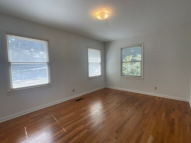 Building Photo - **Available Now** AMAZING 3 bedroom 2 Bath...