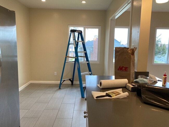 Building Photo - Epic REA-Great 1 BR/1 BA Unit in a S/S Duplex