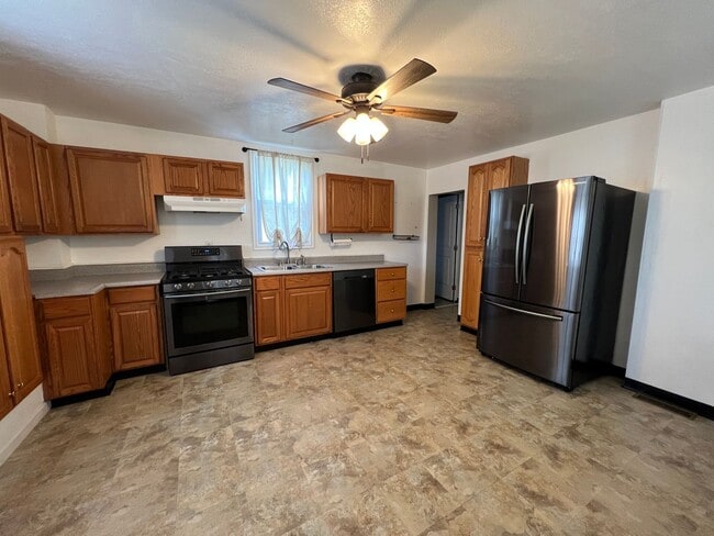 Building Photo - Conveniently Located 4 Bed/2 Bath Home-Central AC and Heat-Available 3/01!