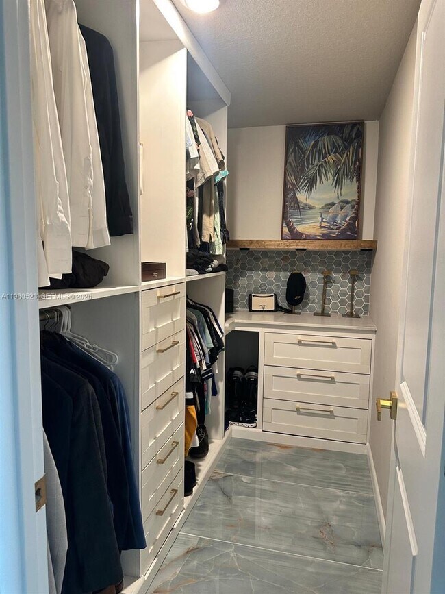 Building Photo - 5689 Mentmore Dr