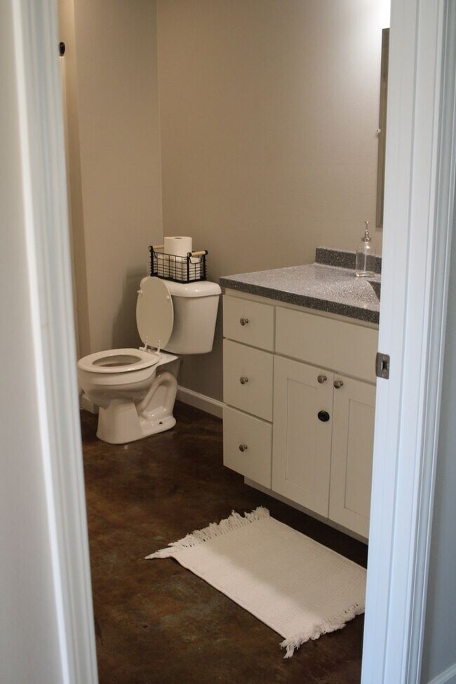 Building Photo - 2 bed, 1 bath Apartment