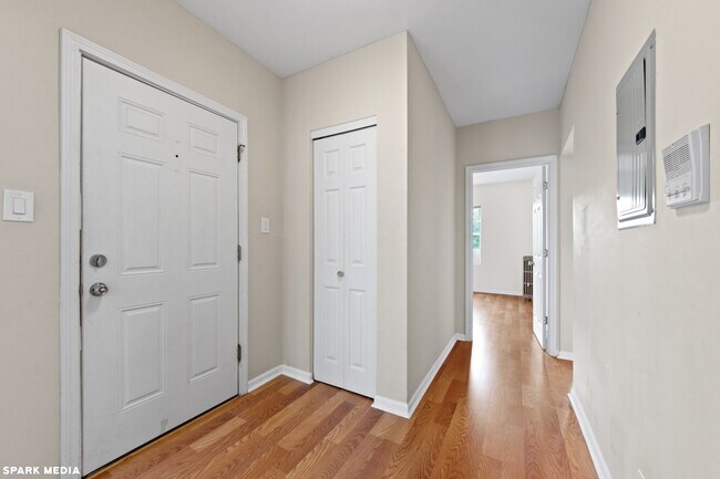 Building Photo - 3606 W Dickens Ave