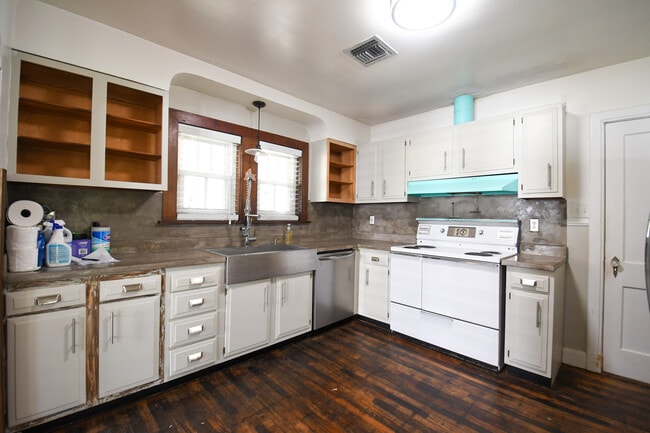 Building Photo - 402 Orion Ave