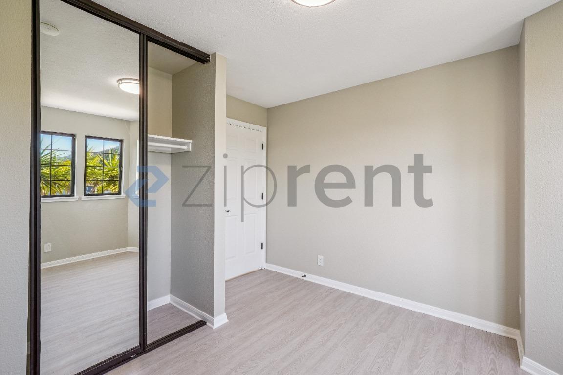 Building Photo - Unit C