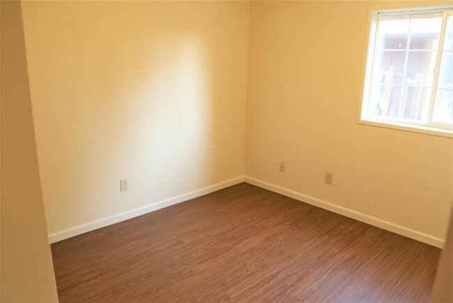 Building Photo - 3 Bed 2 Bath Home with Huge Fenced Yard/ Air Conditioning/ Solar Power