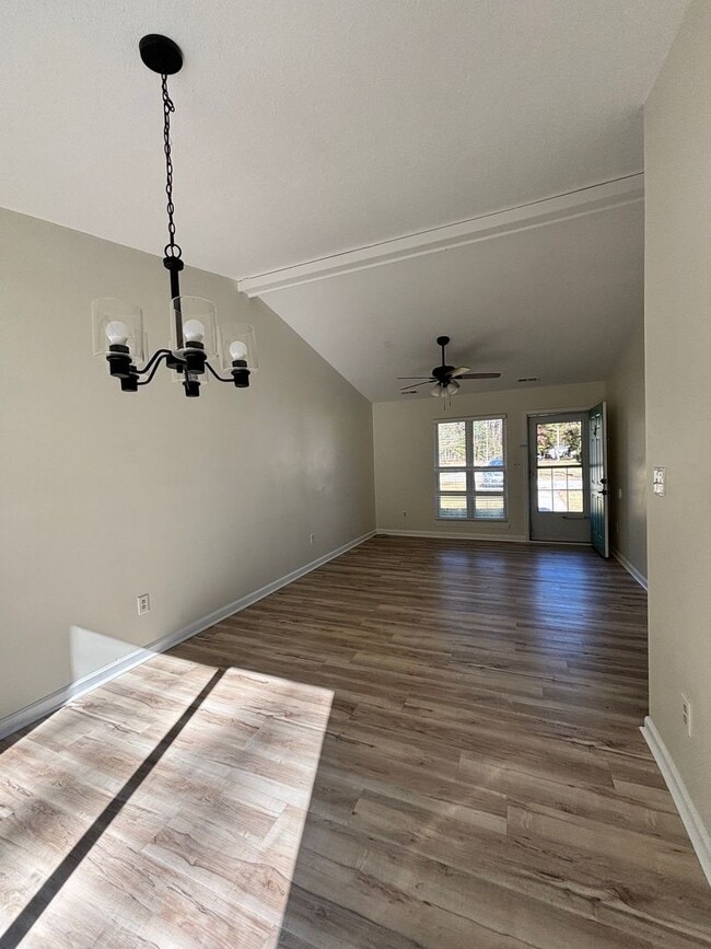 Building Photo - Newly Updated 2 bedroom Home