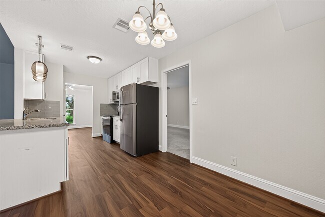Building Photo - 509 Southern Oaks Dr