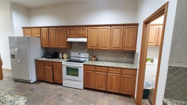 Building Photo - 400 Amanda Dr