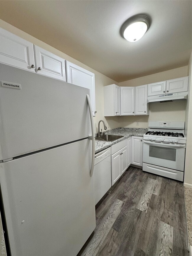 Building Photo - 15 Fern Ct