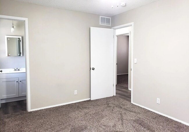 Building Photo - Beautiful Three Bedroom, One and a Half Bath