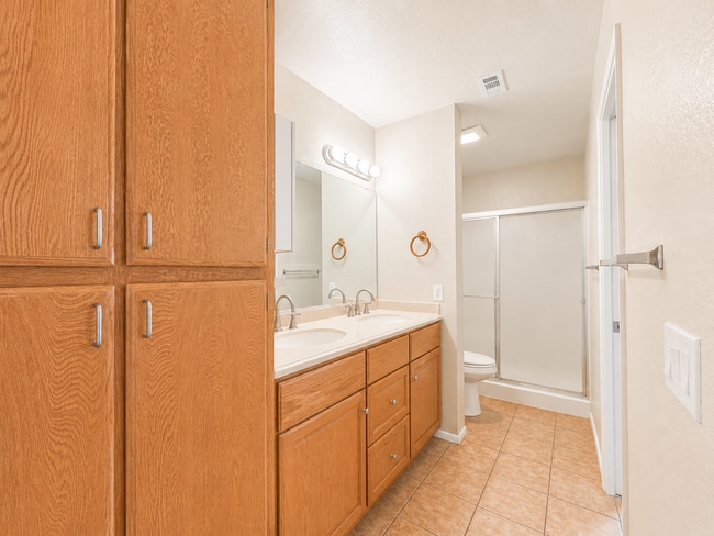 Building Photo - Beautiful 2 Bedroom Condo with fresh paint, flooring for Rent
