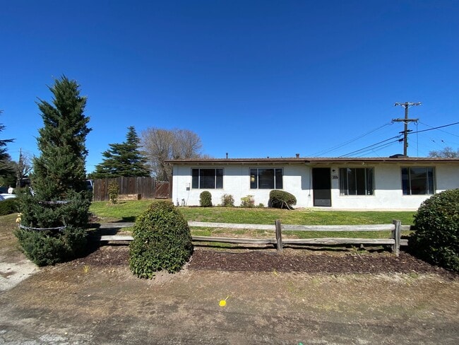 Building Photo - 3 Bed/1 Bath with Large fenced yard in central Paso Robles near Highschool!