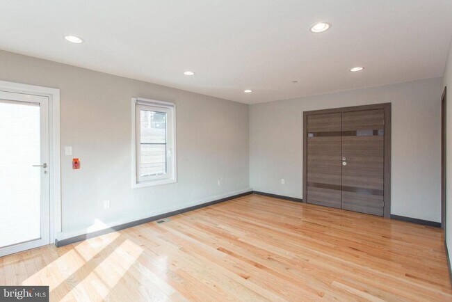 Building Photo - 2553 Montrose St