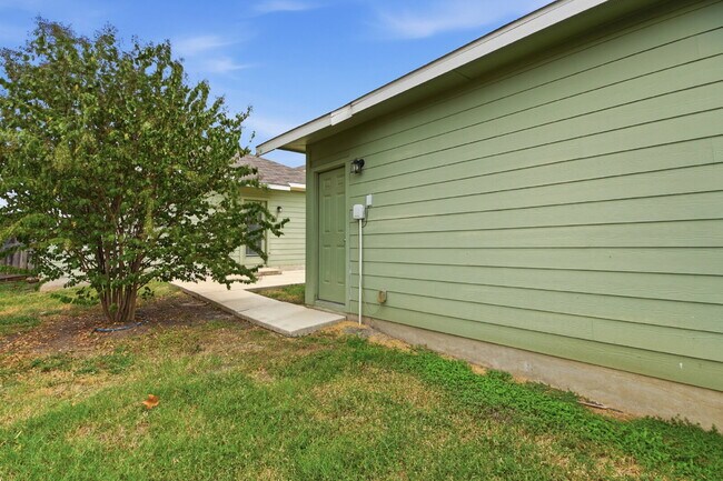Building Photo - "Charming 3-Bed Oasis in San Marcos with 2 Full Baths – 1424 Sq Ft of Comfort!"