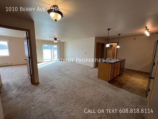 Building Photo - LUXURY APARTMENT W/ FITNESS CENTER INCLUDED!