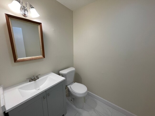 Building Photo - Hamden 2 Bed Condo w/ Dishwasher and Off-S...
