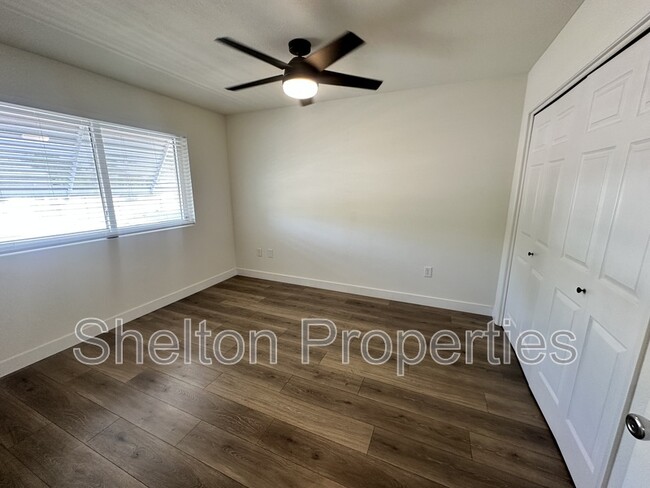 Building Photo - 10806 W Camelot Cir