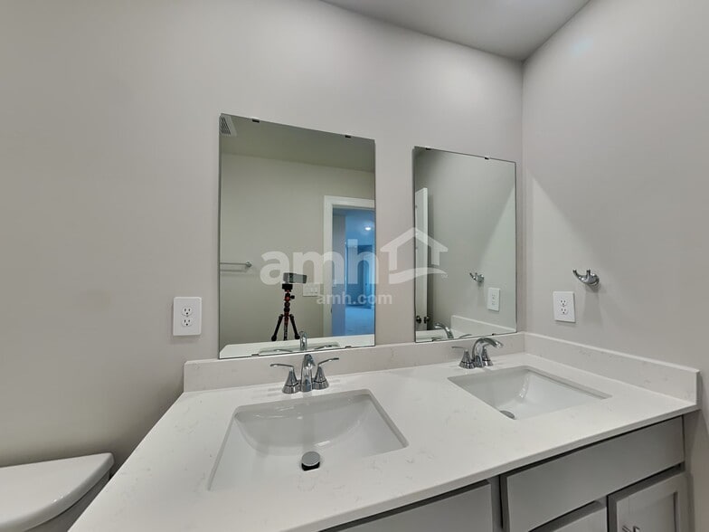 Building Photo - 210 Granby Trl