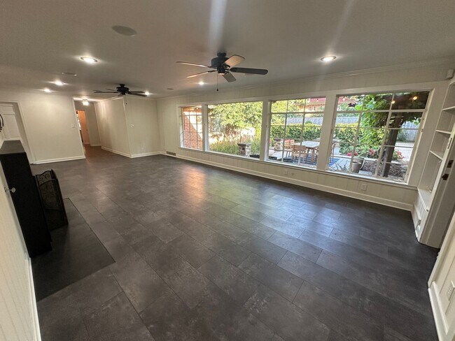 Building Photo - Must see, beautiful home!
