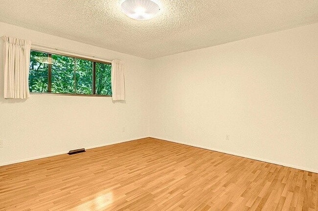 Building Photo - Beautiful split level home in Newport Hills!